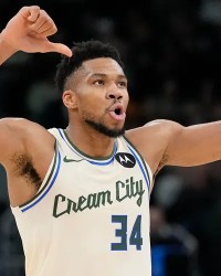 伟德体育-交易截止日倒计时！雄鹿面前四条路：最极端是送走字母哥彻底重建