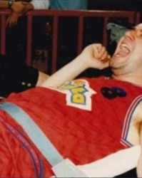 伟德bevictor-离谱！一球员因不满判罚而头撞水泥柱造成瘫痪 13年后离世