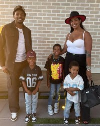 比尔一家近照，赚4.2亿薪水，手握交易否决权，休赛期享受生活