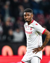 韦德官方网站-体坛：2比9后学习海港预订第6外援？泰山无心再追意中人