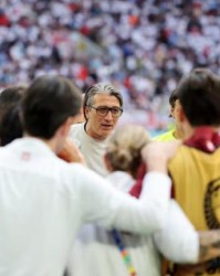 伟德体育-三狮在苟，瑞士在攻，最佳教练怎样“输给”最差教练？