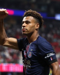 在正式比赛中，巴黎圣日耳曼在杜埃破门的情况下保持全胜